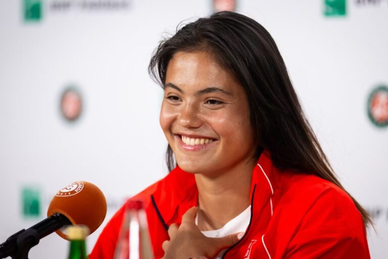 emma-radukanu-byla-zamechena-v-preddverii-uimbldona-v-ortopedicheskom-botinke-clay_1782383057894959823
